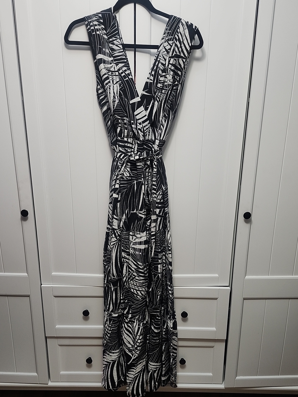 Suzy Shier Black & White Palm-Print V-Neck Maxi Dress